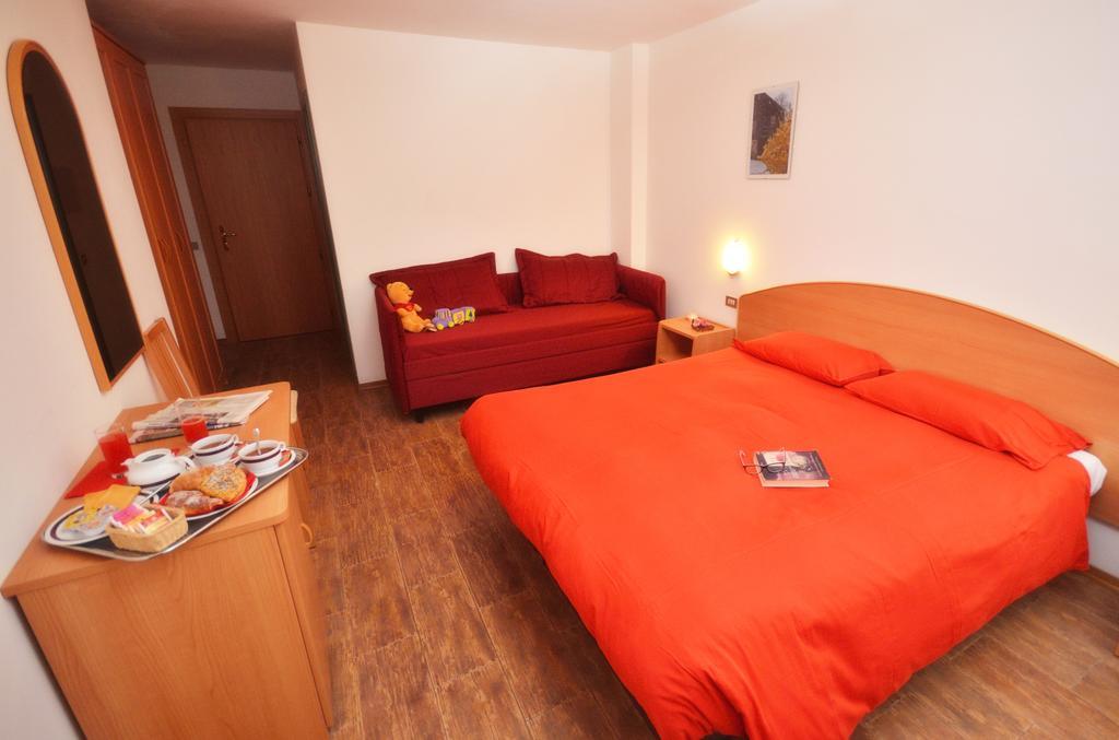 Albergo Sporting Пейо Фонти Экстерьер фото